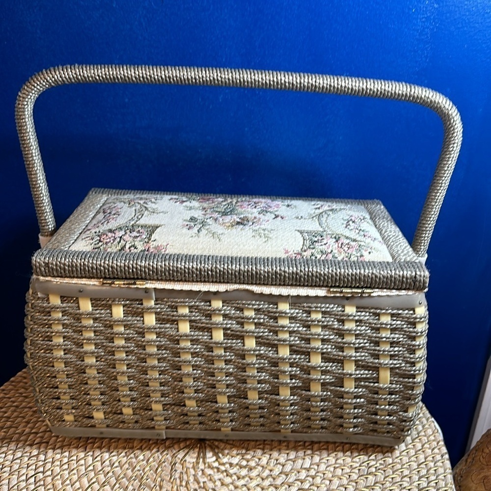 Vintage MCM RectangularTop Tapestry Faux Wicker Top Handle Sewing Box - Picture 4 of 9